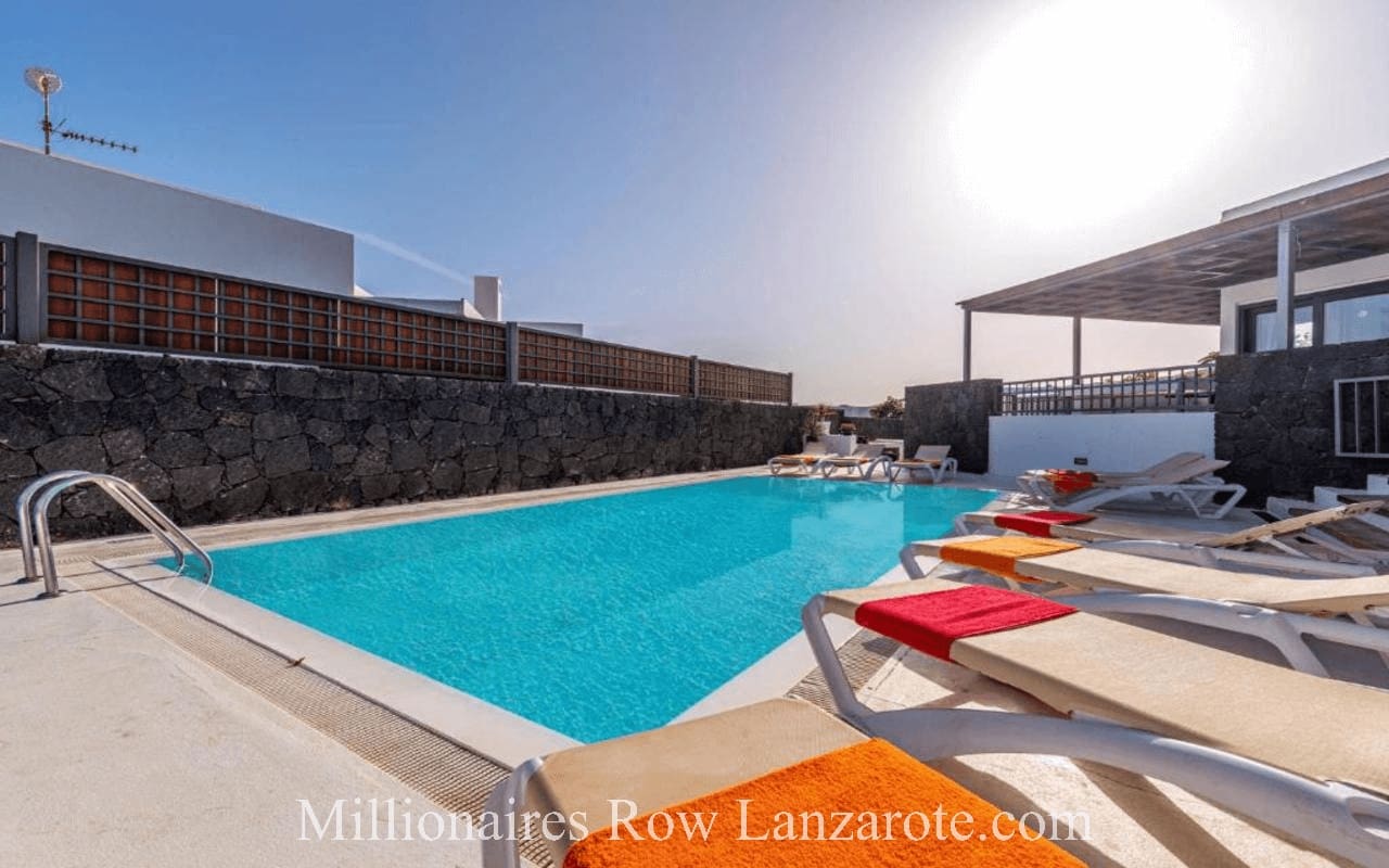 5 slaapkamer Villa te koop in Puerto Calero met zwembad garage - € 1.200.000 (Ref: 9267643)