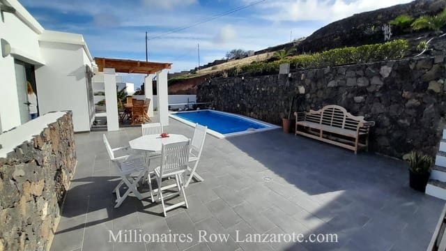 3 slaapkamer Villa te koop in Tabayesco, Haría met zwembad garage - € 650.000 (Ref: 9452379)