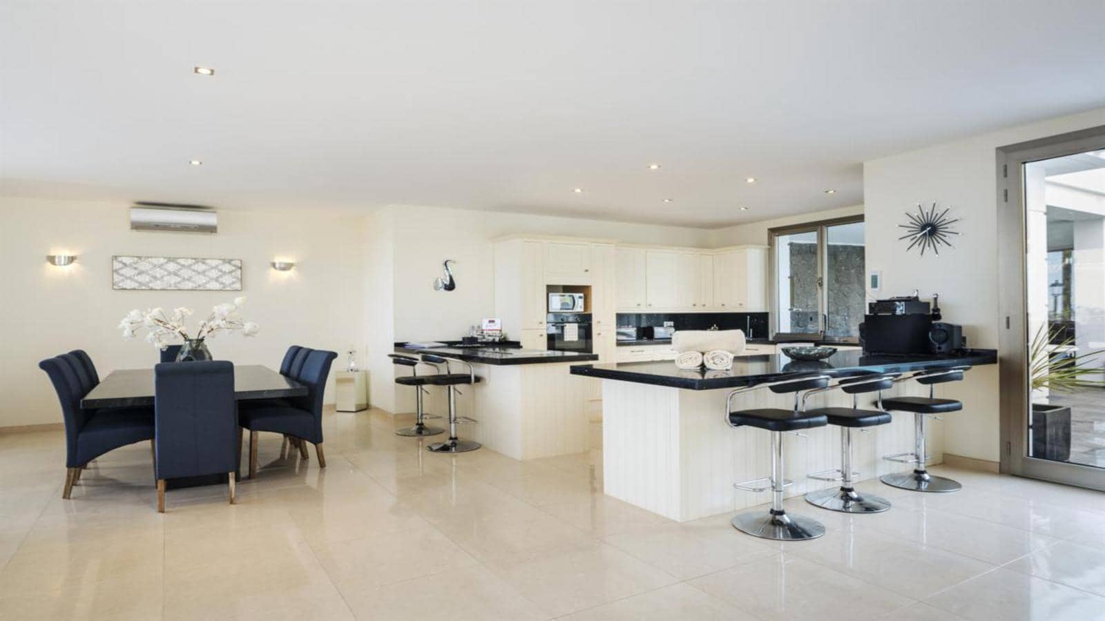 Villa till salu i Puerto del Carmen med pool garage - 1 599 000 € (Ref: 9652302)