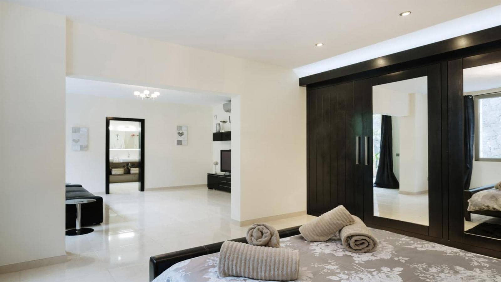 Villa till salu i Puerto del Carmen med pool garage - 1 599 000 € (Ref: 9652302)