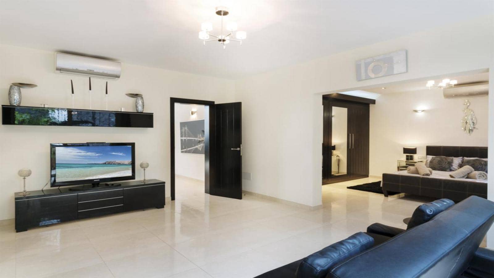 Villa till salu i Puerto del Carmen med pool garage - 1 599 000 € (Ref: 9652302)