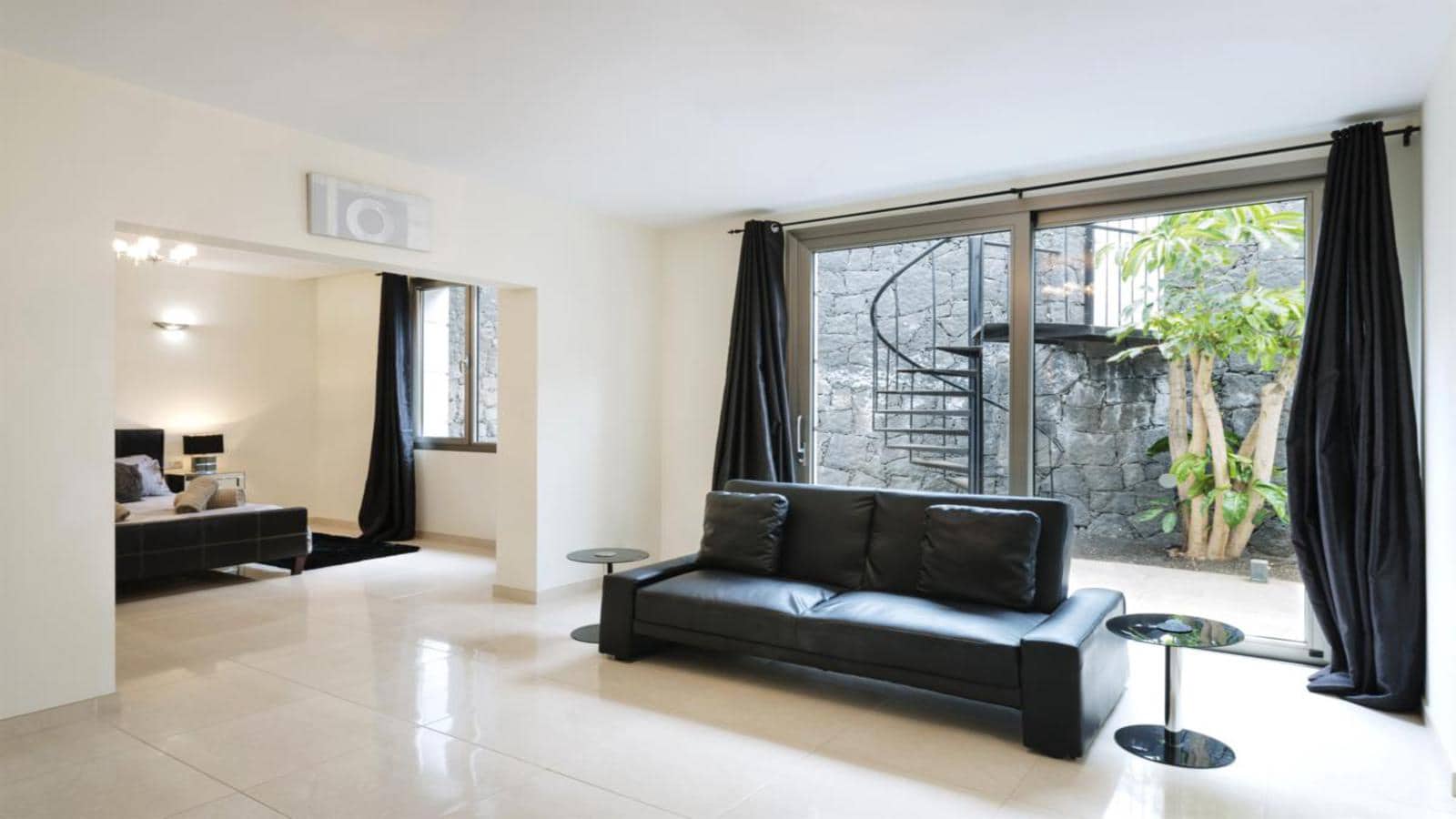 Villa till salu i Puerto del Carmen med pool garage - 1 599 000 € (Ref: 9652302)