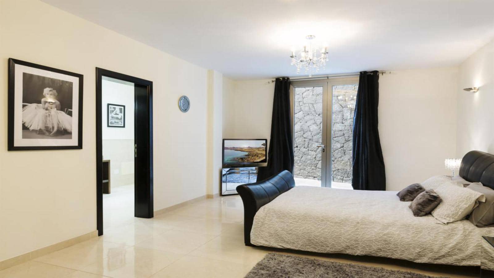 Villa till salu i Puerto del Carmen med pool garage - 1 599 000 € (Ref: 9652302)