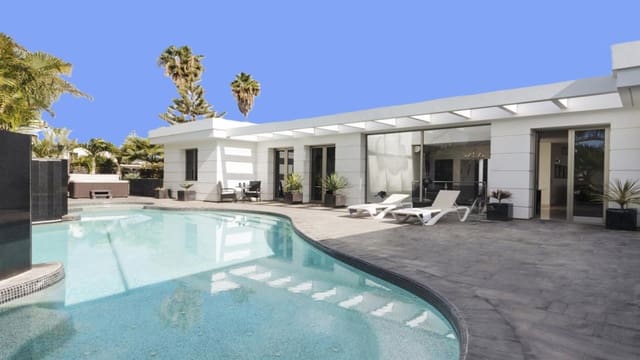 Villa till salu i Puerto del Carmen, Tías med pool garage - 1 599 000 € (Ref: 9652302)