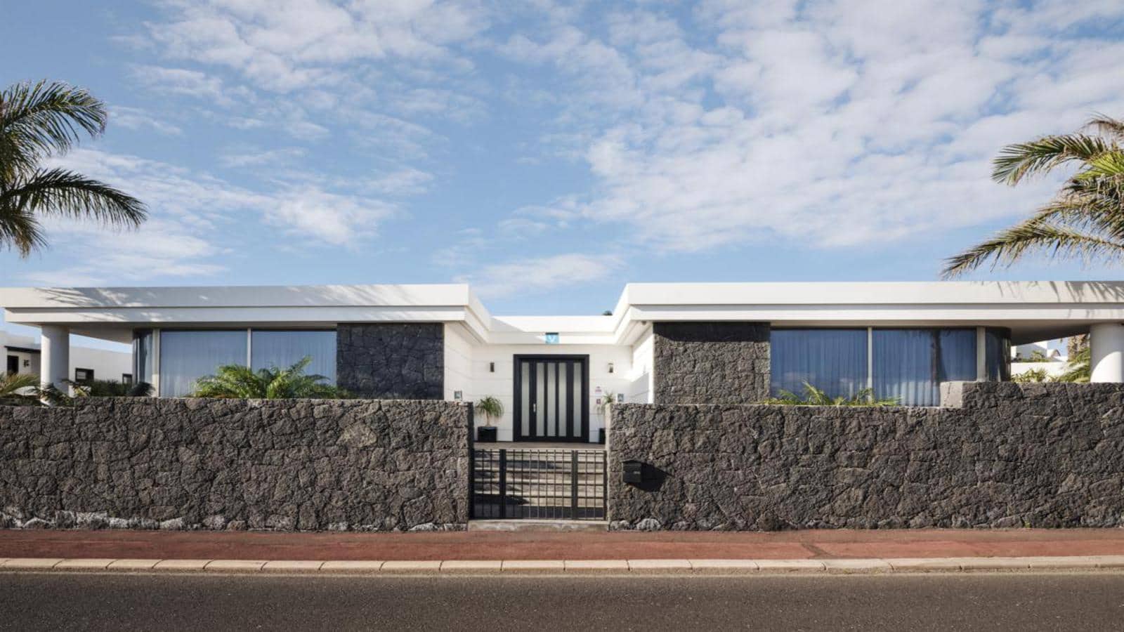 Villa till salu i Puerto del Carmen med pool garage - 1 599 000 € (Ref: 9652302)