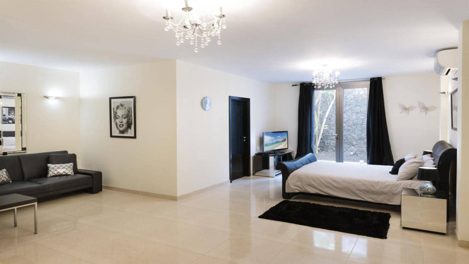 Villa for sale in Puerto del Carmen with pool garage - € 1,599,000 (Ref: 9652302)