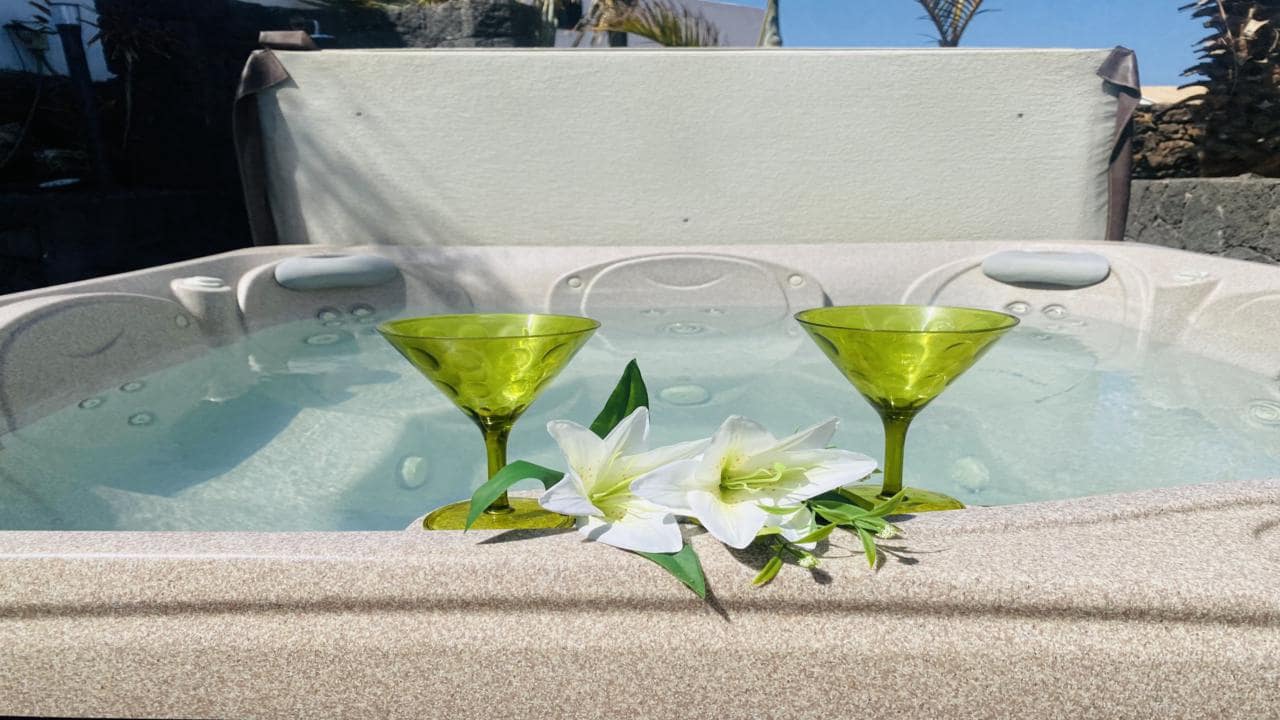 Villa for sale in Puerto del Carmen with pool garage - € 1,599,000 (Ref: 9652302)