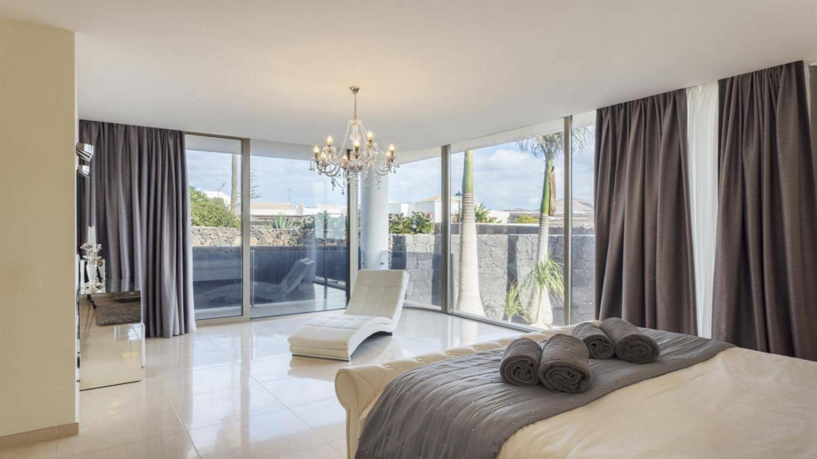 Villa for sale in Puerto del Carmen with pool garage - € 1,599,000 (Ref: 9652302)