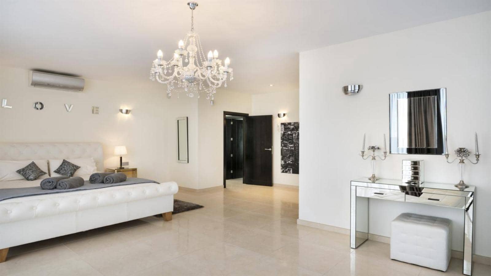 Villa for sale in Puerto del Carmen with pool garage - € 1,599,000 (Ref: 9652302)