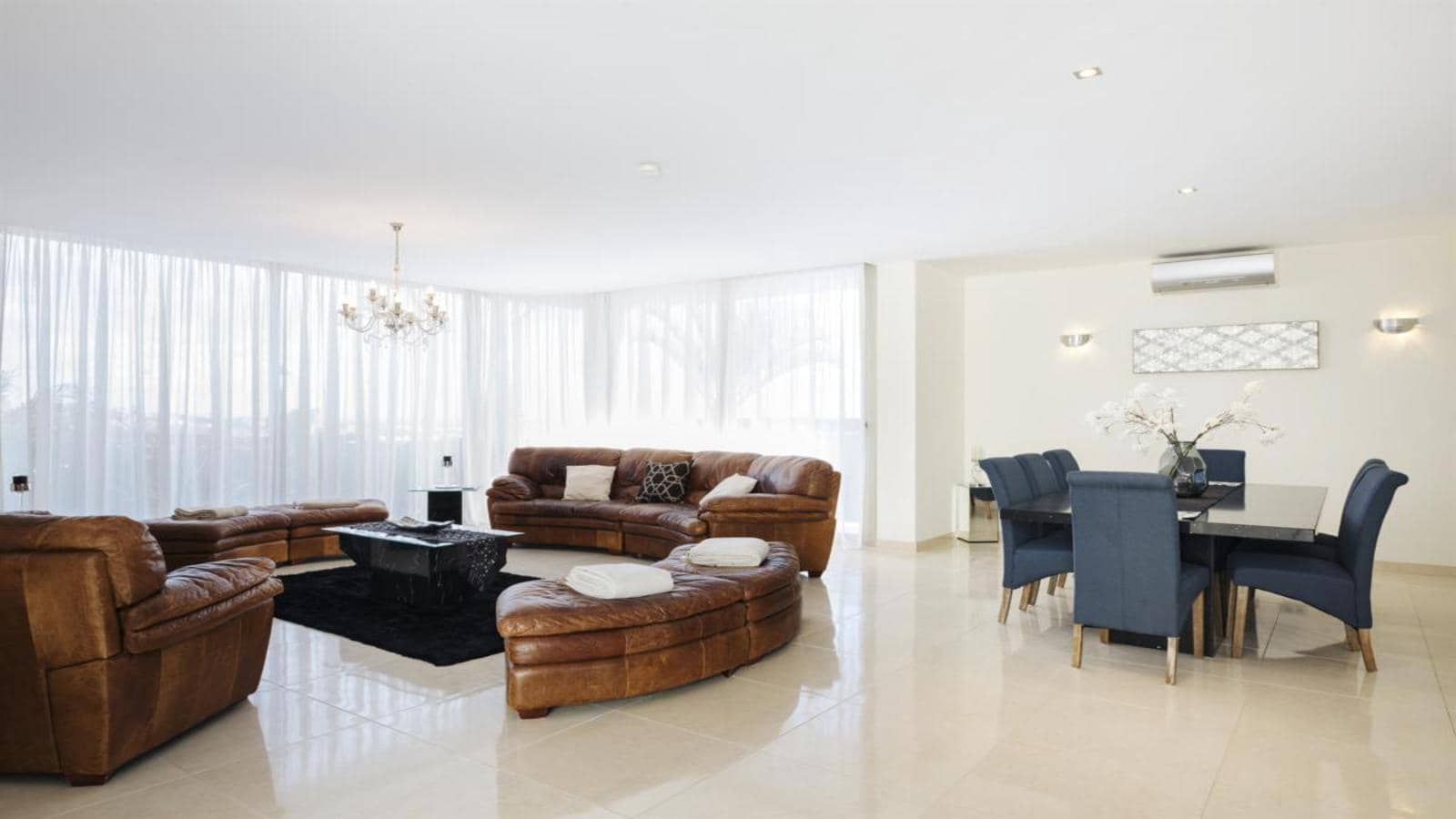 Villa for sale in Puerto del Carmen with pool garage - € 1,599,000 (Ref: 9652302)