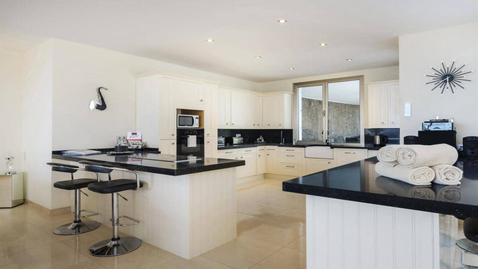 Villa for sale in Puerto del Carmen with pool garage - € 1,599,000 (Ref: 9652302)