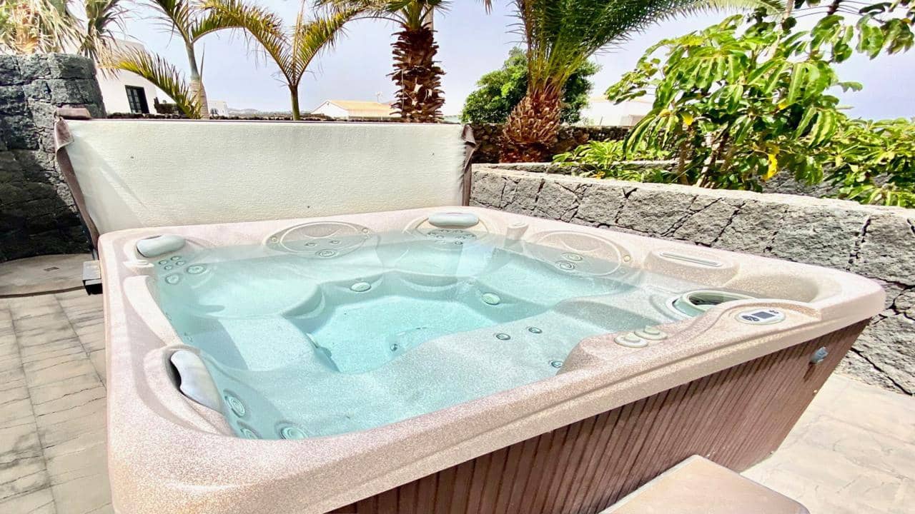 Villa for sale in Puerto del Carmen with pool garage - € 1,599,000 (Ref: 9652302)