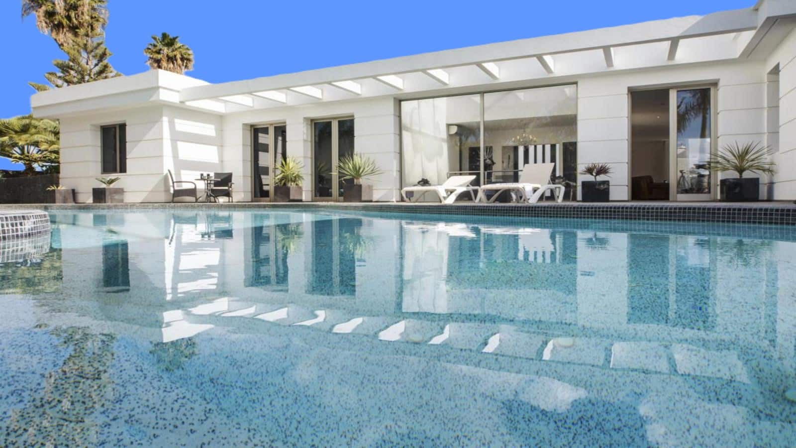 Villa for sale in Puerto del Carmen with pool garage - € 1,599,000 (Ref: 9652302)