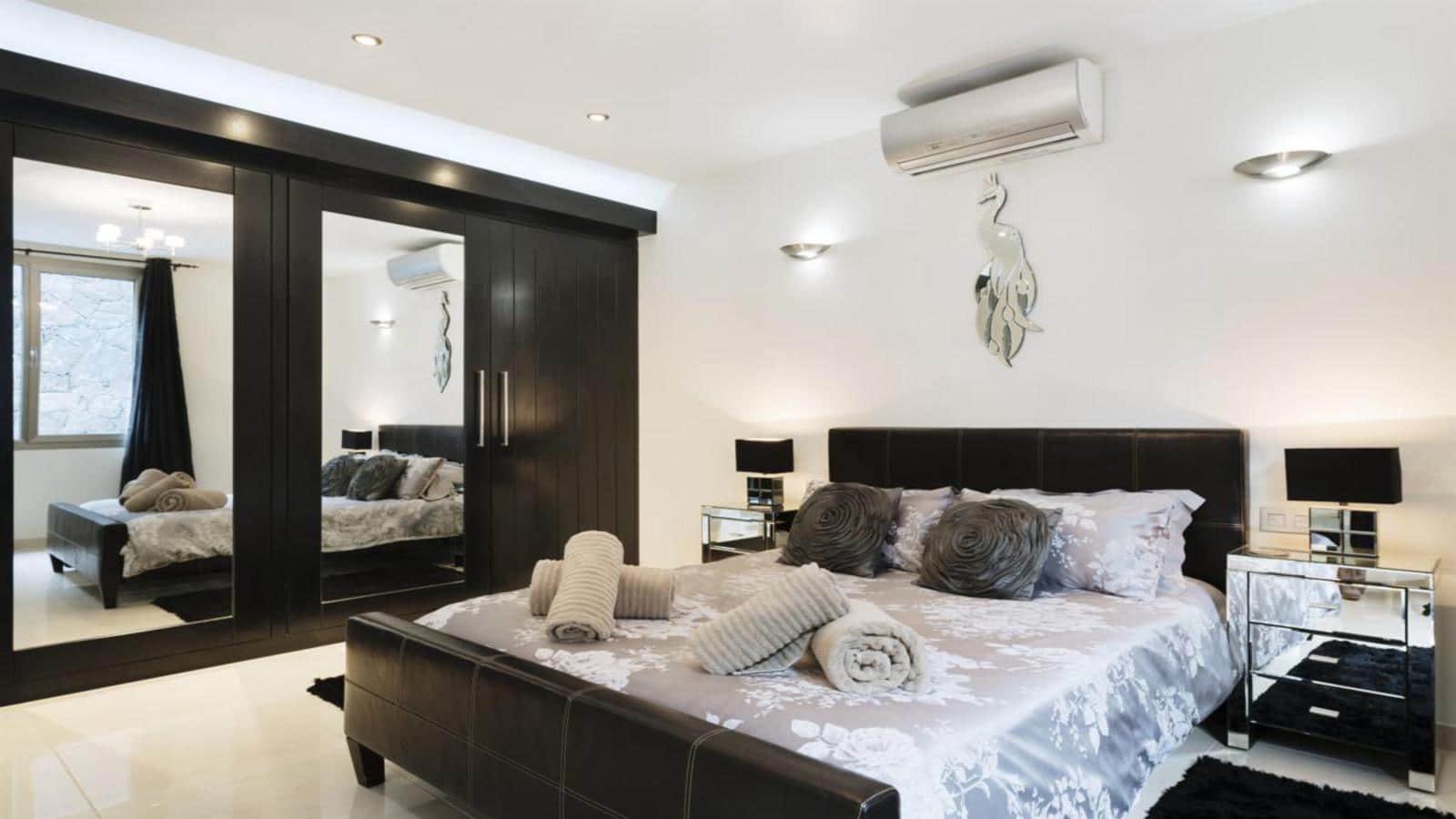 Villa for sale in Puerto del Carmen with pool garage - € 1,599,000 (Ref: 9652302)