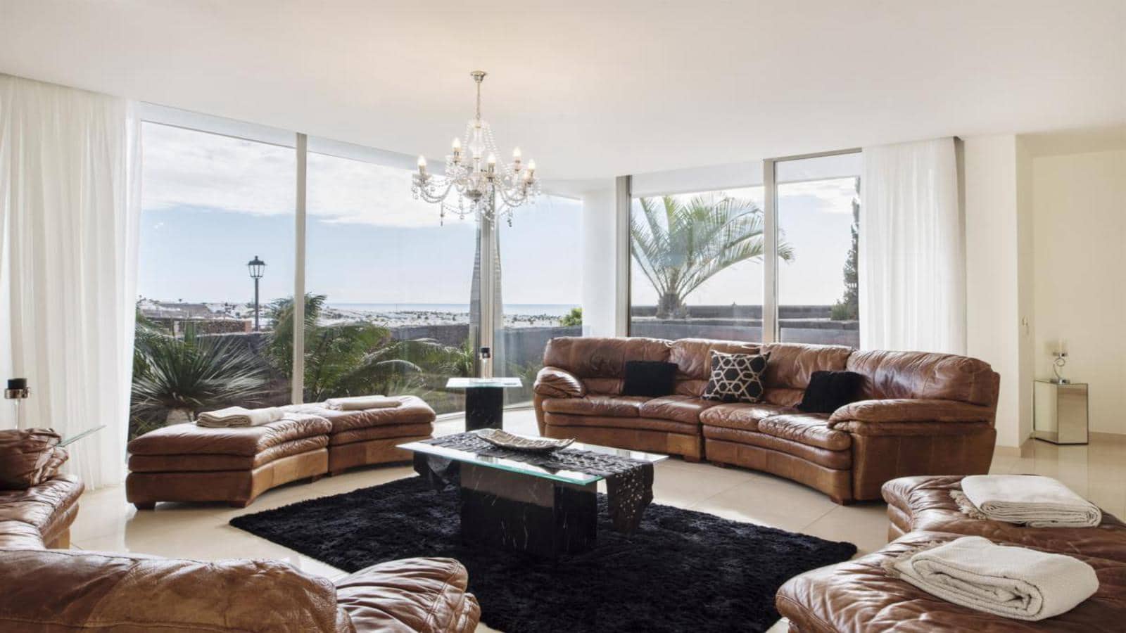 Villa for sale in Puerto del Carmen with pool garage - € 1,599,000 (Ref: 9652302)