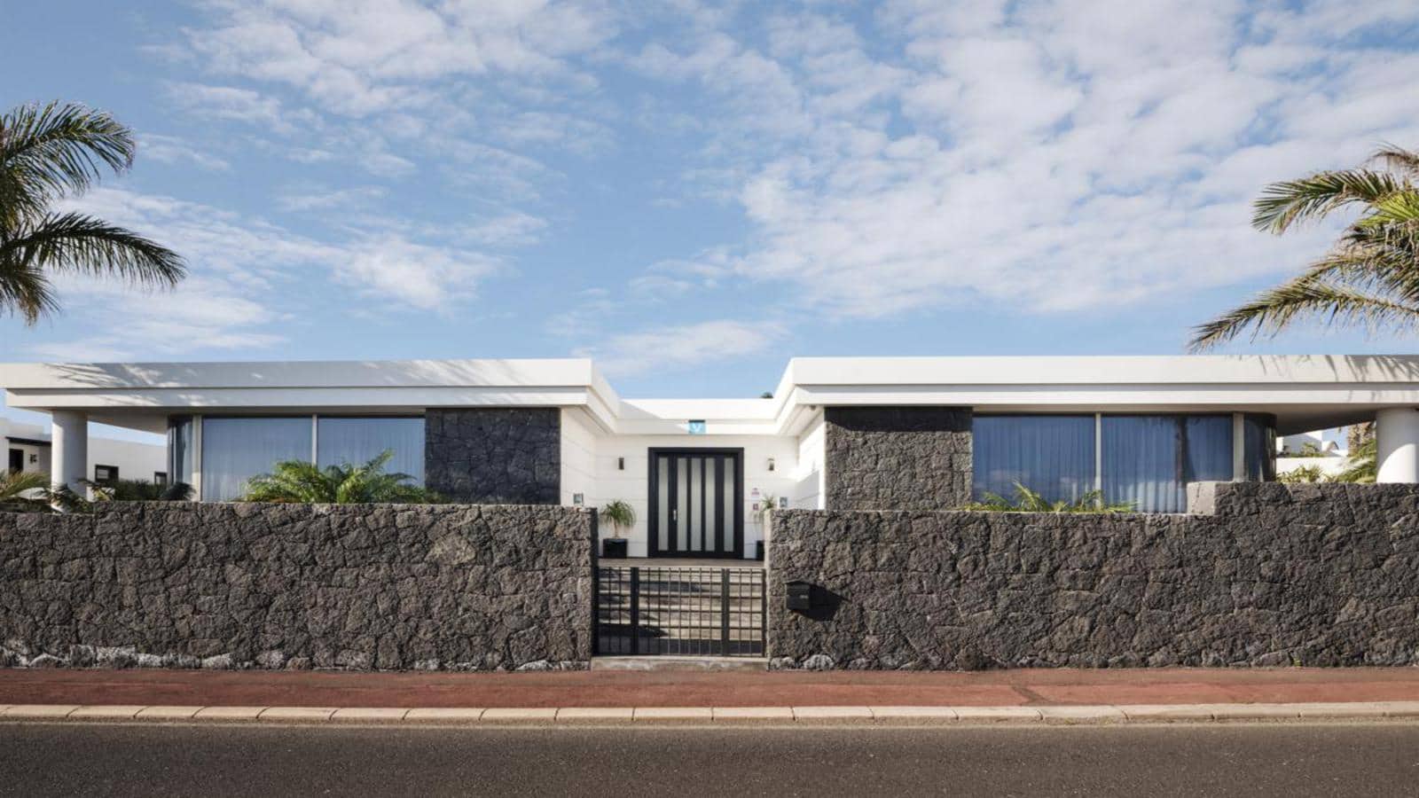 Villa for sale in Puerto del Carmen with pool garage - € 1,599,000 (Ref: 9652302)