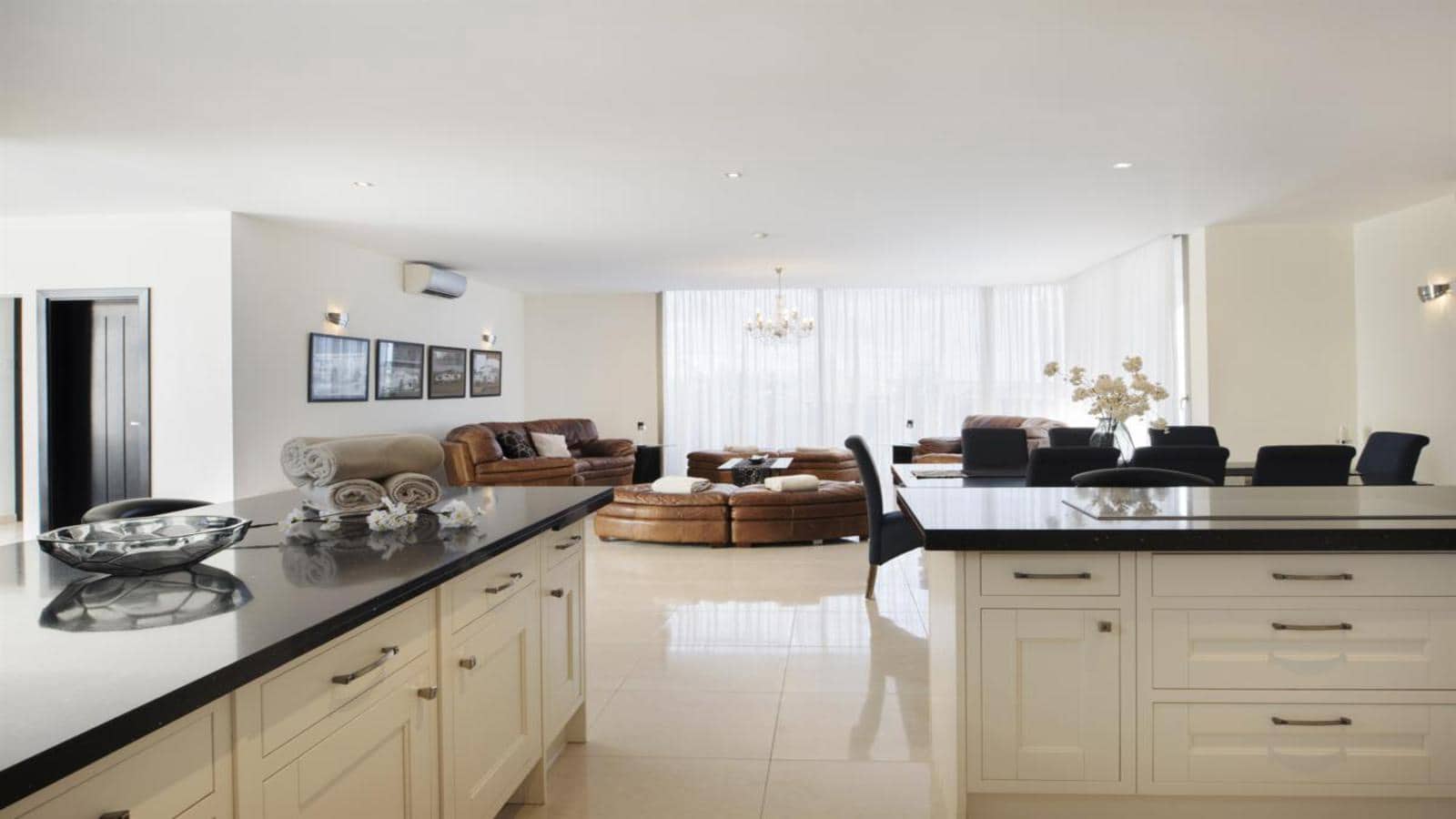 Villa for sale in Puerto del Carmen with pool garage - € 1,599,000 (Ref: 9652302)