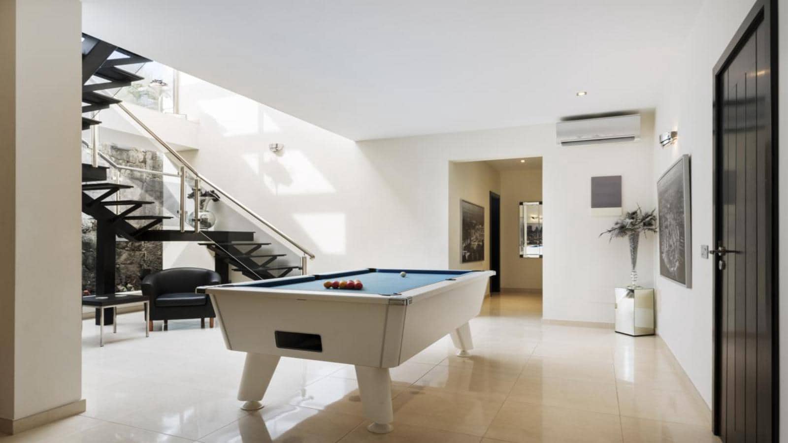 Villa for sale in Puerto del Carmen with pool garage - € 1,599,000 (Ref: 9652302)