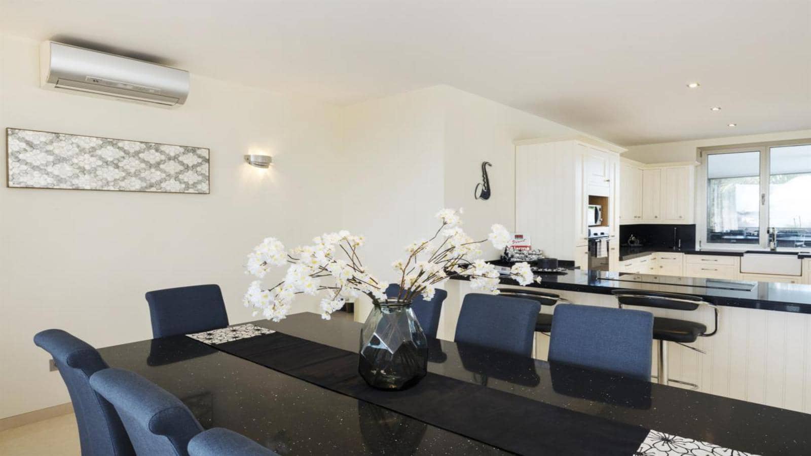 Villa for sale in Puerto del Carmen with pool garage - € 1,599,000 (Ref: 9652302)