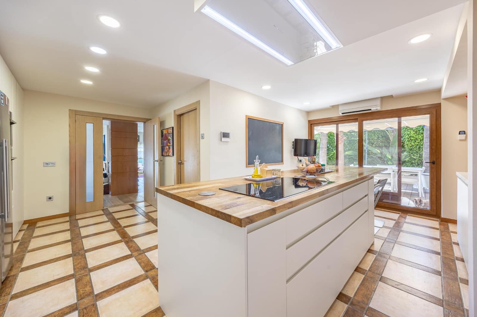 6 bedroom Villa for sale in Benidorm with pool garage - € 1,440,000 (Ref: 8610475)