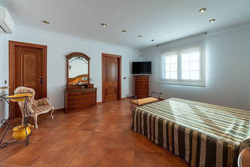 4 bedroom Villa for sale in Calpe / Calp with pool garage - € 2,520,000 (Ref: 8905550)