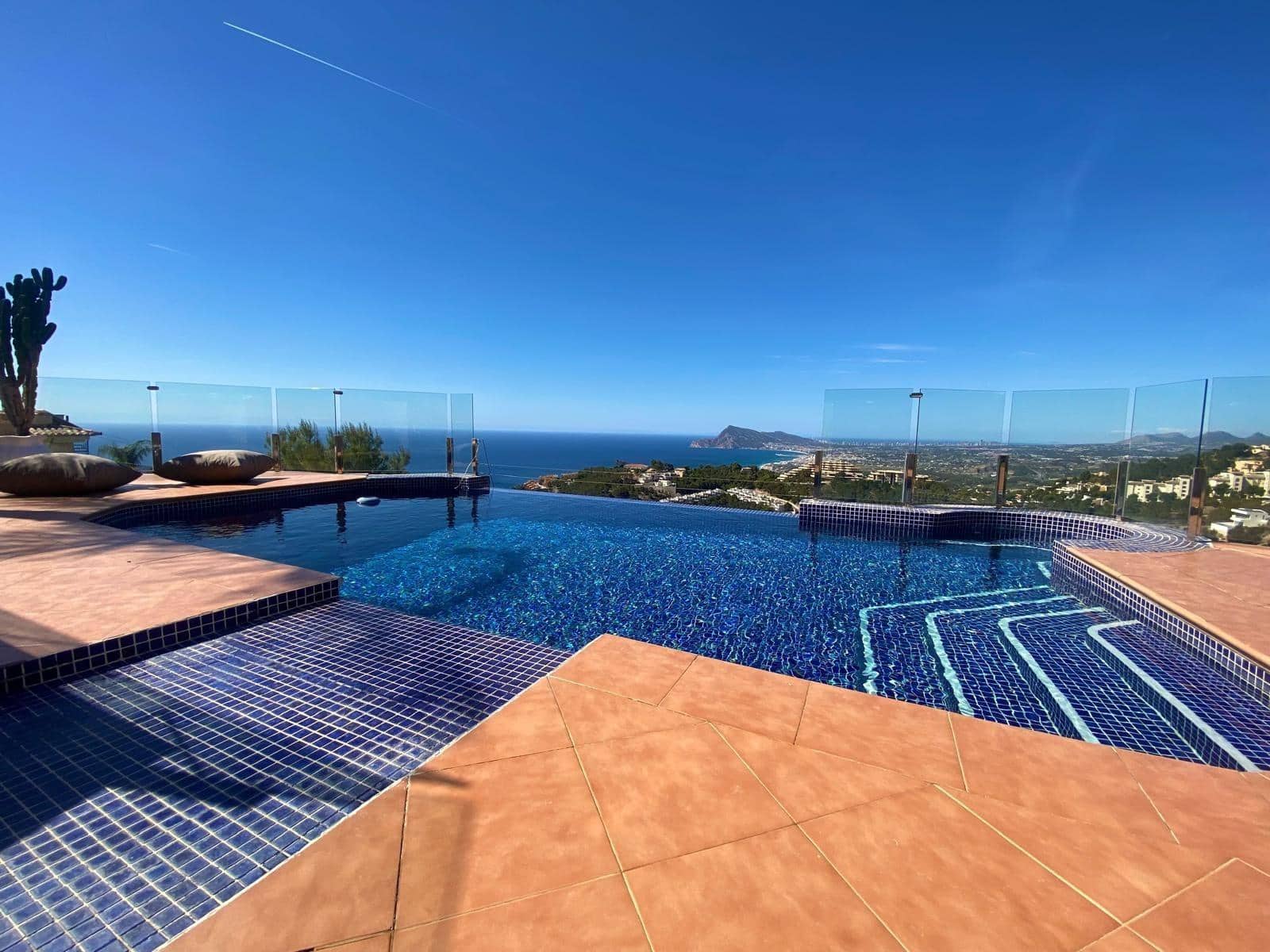 4 bedroom Villa for sale in Altea with pool garage - € 1,550,000 (Ref: 8961744)