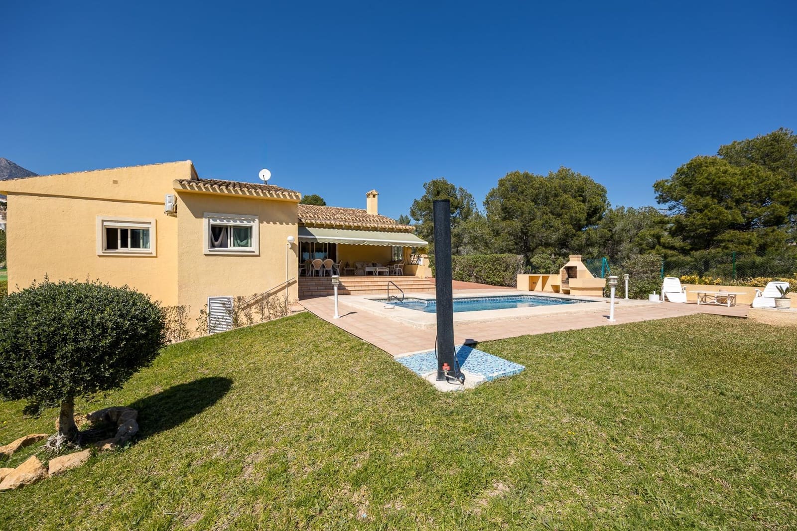 4 soveværelse Villa til salg i La Nucia med swimmingpool garage - € 730.000 (Ref: 9721848)