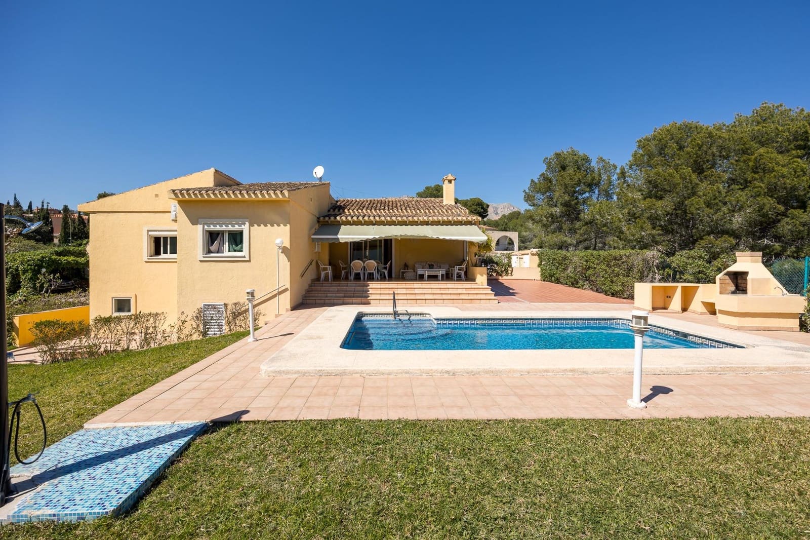 4 bedroom Villa for sale in La Nucia with pool garage - € 730,000 (Ref: 9721848)