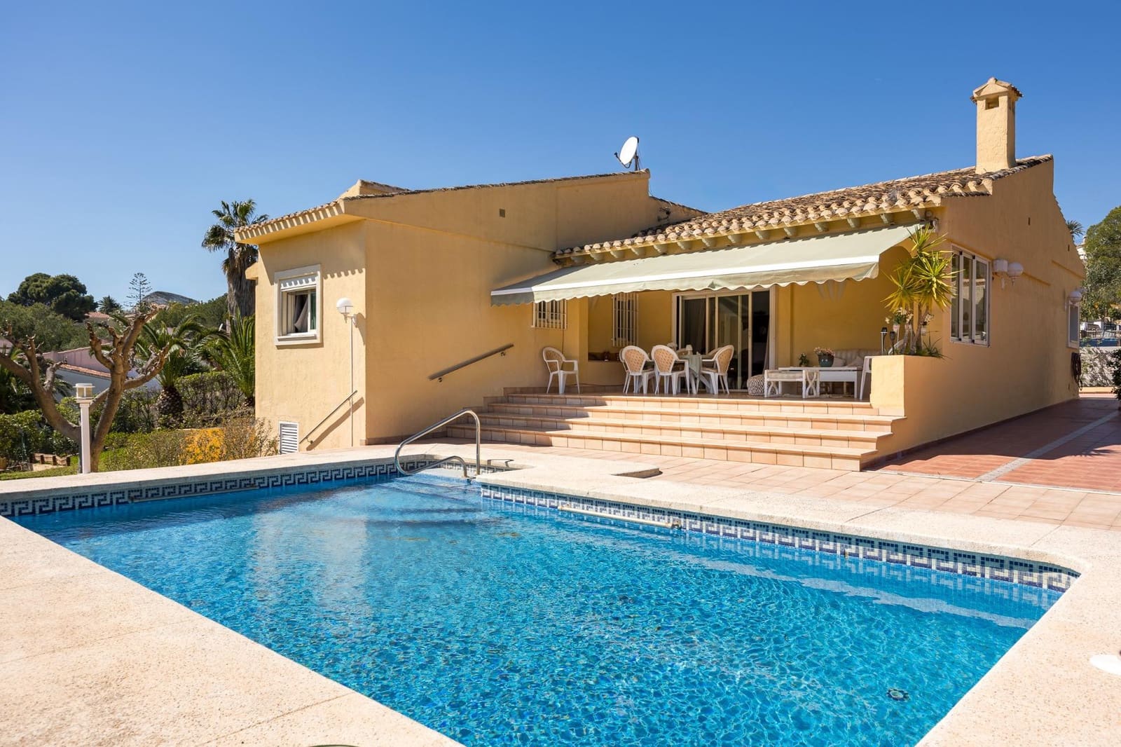 Chalet de 4 habitaciones en La Nucia en venta con piscina garaje - 730.000 € (Ref: 9721848)