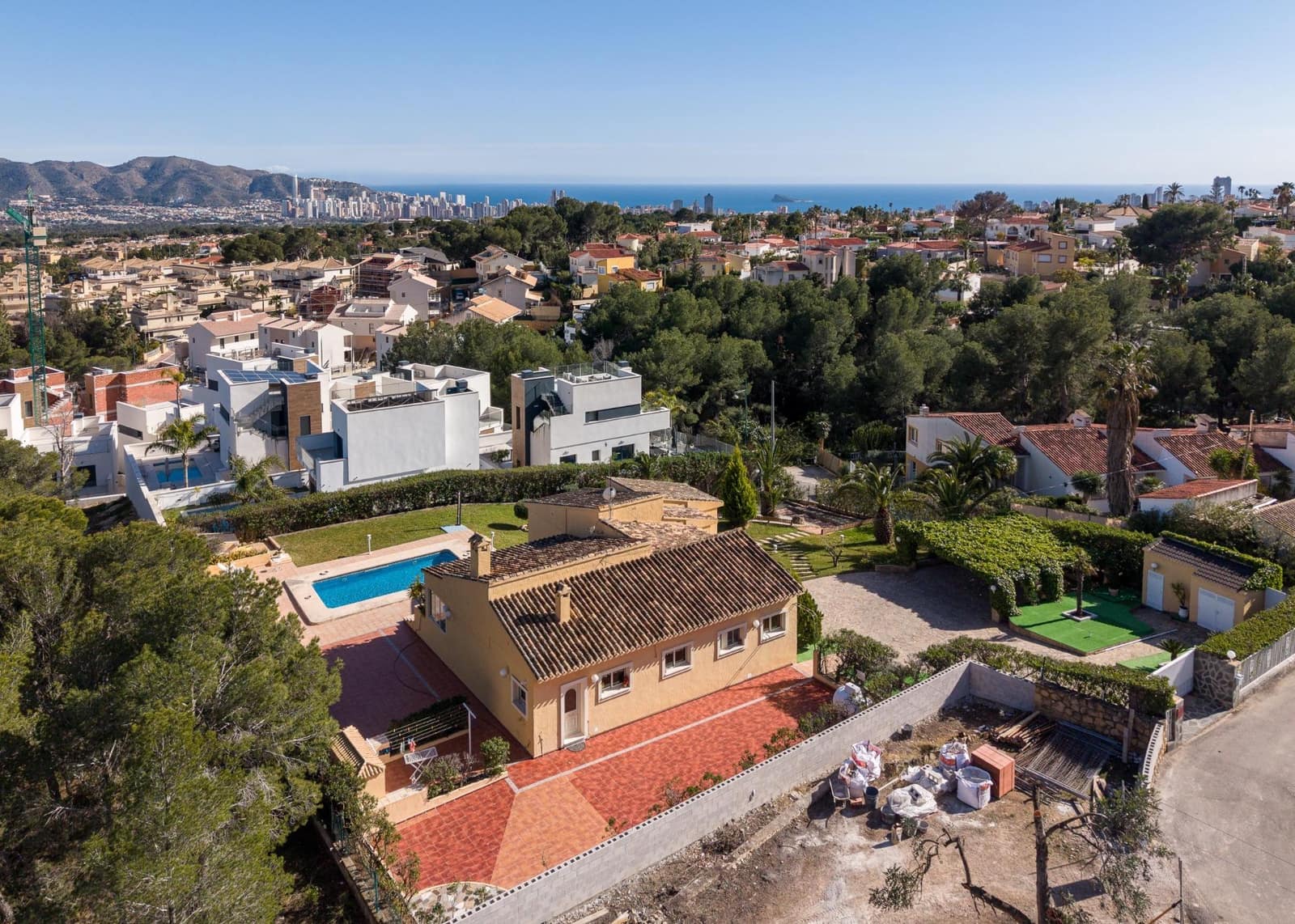 Chalet de 4 habitaciones en La Nucia en venta con piscina garaje - 730.000 € (Ref: 9721848)