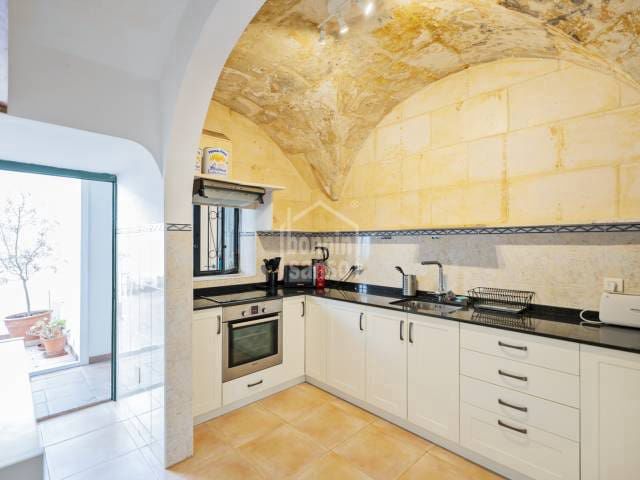2 slaapkamer Flat te koop in Es Castell - € 285.000 (Ref: 10104271)