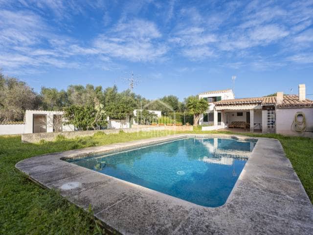 5 bedroom Villa for sale in Es Castell with pool - € 690,000 (Ref: 9496452)