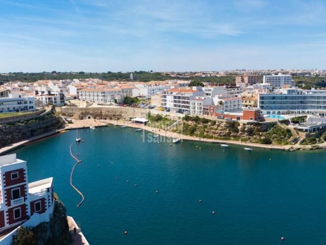 3 slaapkamer Strandappartement te koop in Es Castell met zwembad - € 695.000 (Ref: 9897362)