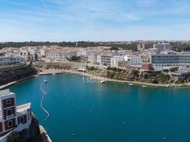 3 quarto Apartamento de Praia para venda em Es Castell com piscina - 560 000 € (Ref: 9897366)
