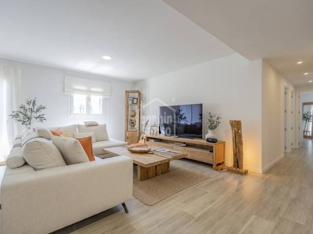 4 bedroom Flat for sale in Mahon / Mao with garage - € 495,000 (Ref: 9911808)