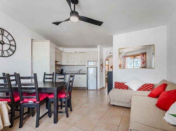 2 makuuhuone Huoneisto myytävänä paikassa Los Cristianos, Arona mukana uima-altaan - 339 000 € (Ref: 9426576)