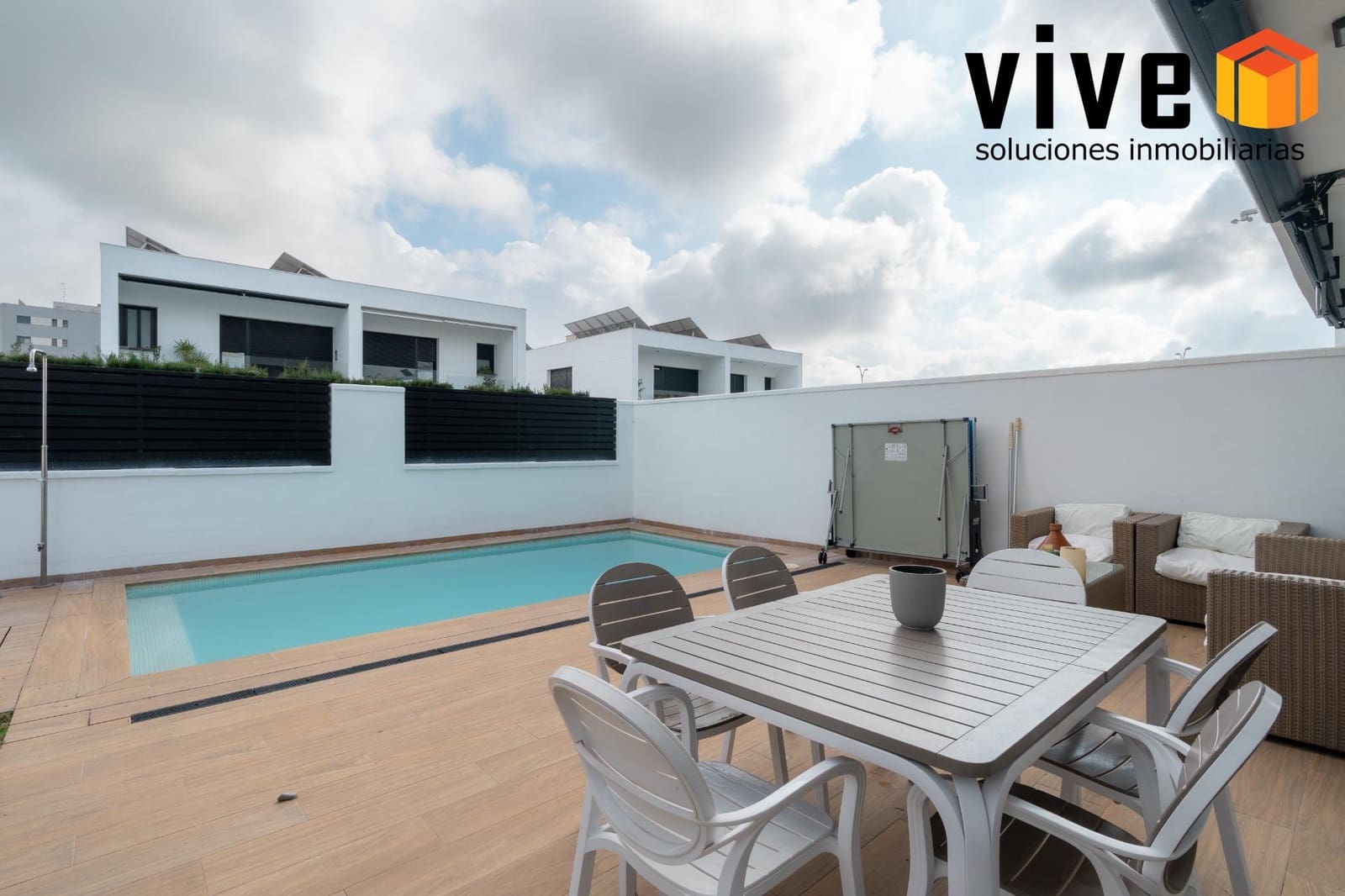 5 soverom Kjedet enebolig til salgs i Mairena del Aljarafe med svømmebasseng garasje - € 588 500 (Ref: 9548410)