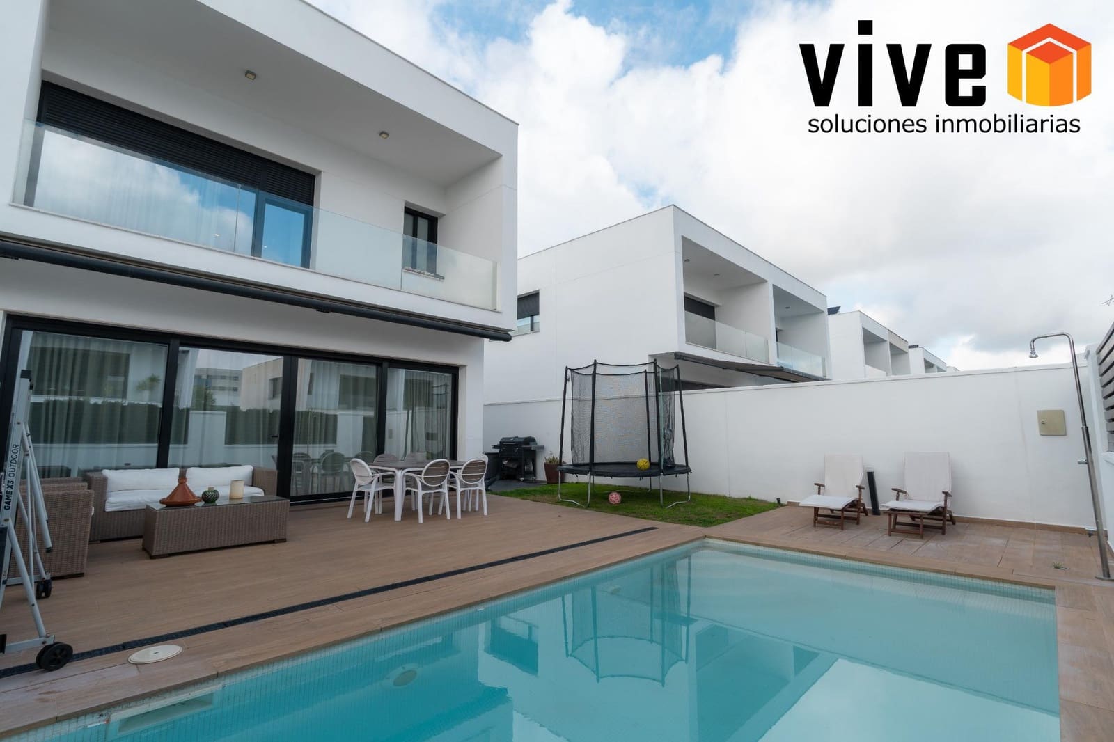 5 soverom Kjedet enebolig til salgs i Mairena del Aljarafe med svømmebasseng garasje - € 588 500 (Ref: 9548410)