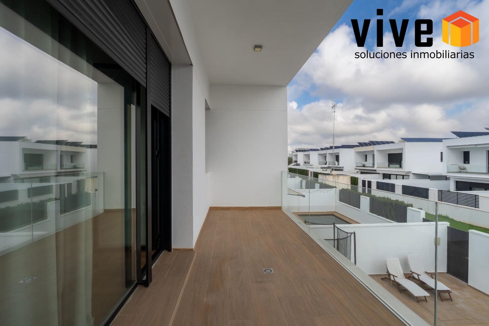 5 soverom Kjedet enebolig til salgs i Mairena del Aljarafe med svømmebasseng garasje - € 588 500 (Ref: 9548410)