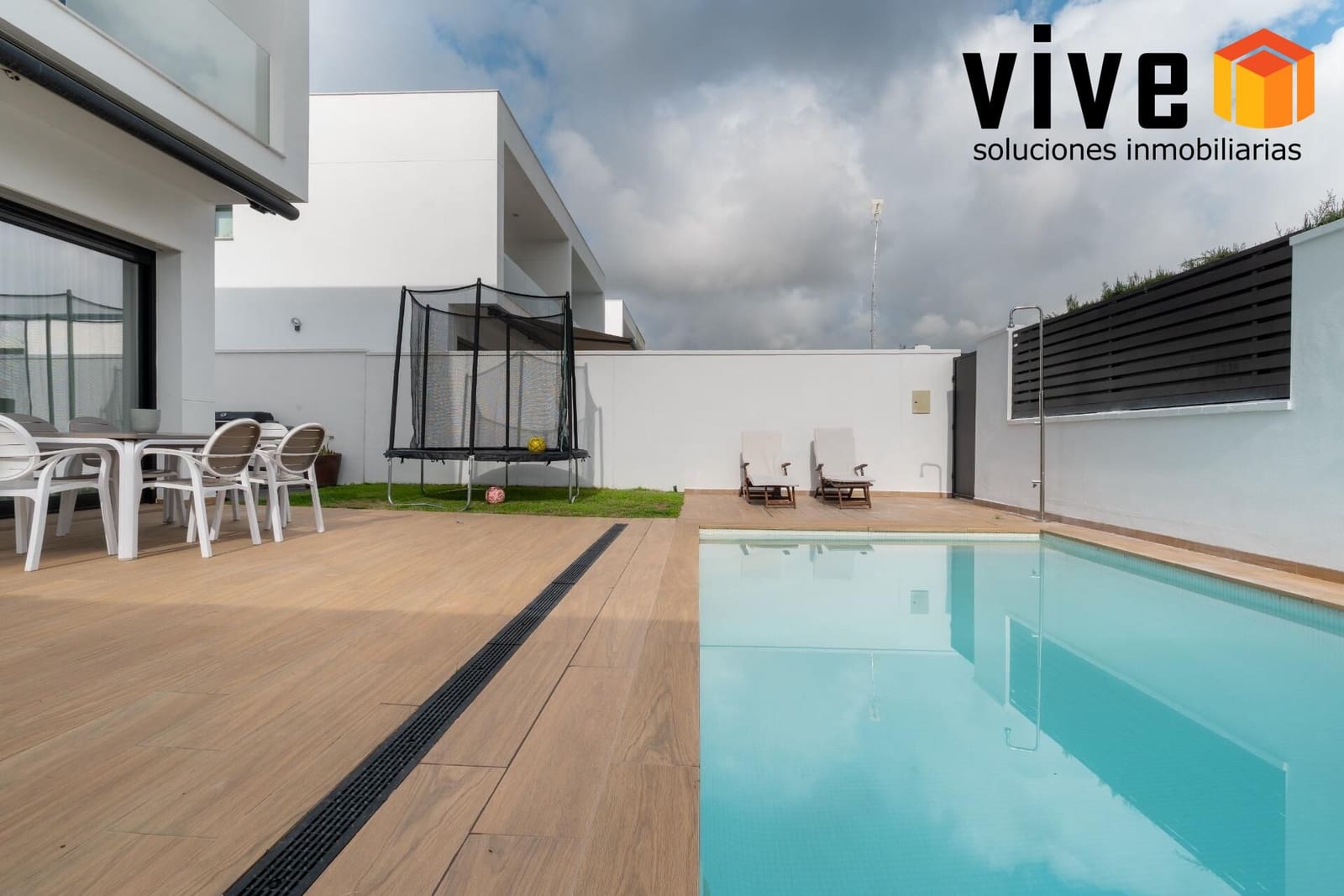 5 soverom Kjedet enebolig til salgs i Mairena del Aljarafe med svømmebasseng garasje - € 588 500 (Ref: 9548410)