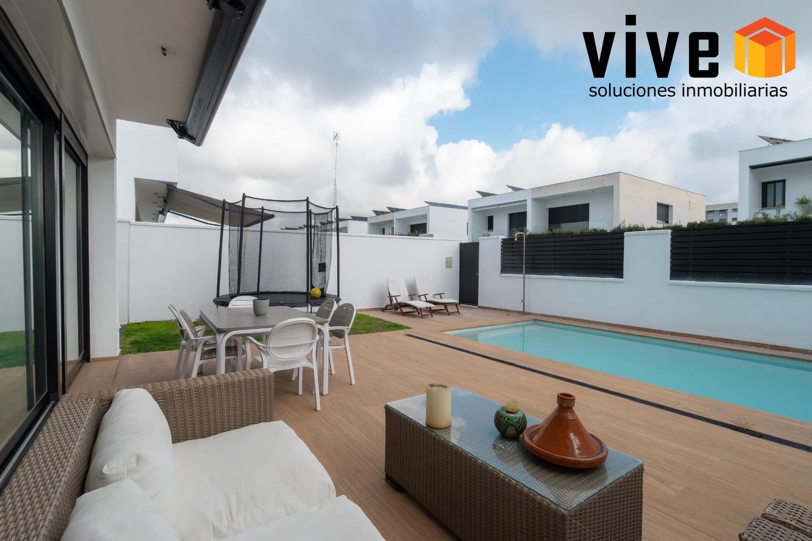 5 soverom Kjedet enebolig til salgs i Mairena del Aljarafe med svømmebasseng garasje - € 588 500 (Ref: 9548410)