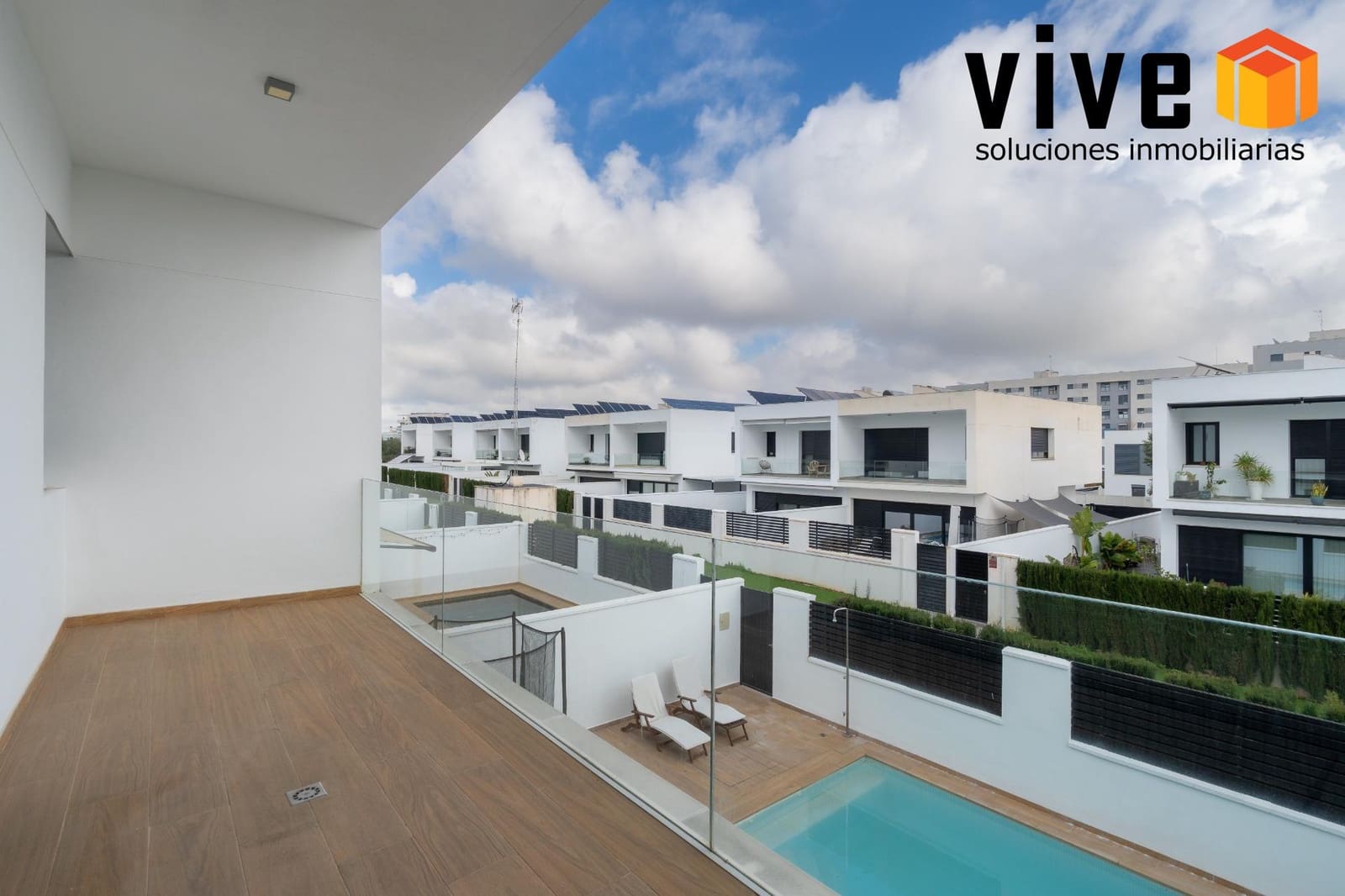 5 soverom Kjedet enebolig til salgs i Mairena del Aljarafe med svømmebasseng garasje - € 588 500 (Ref: 9548410)