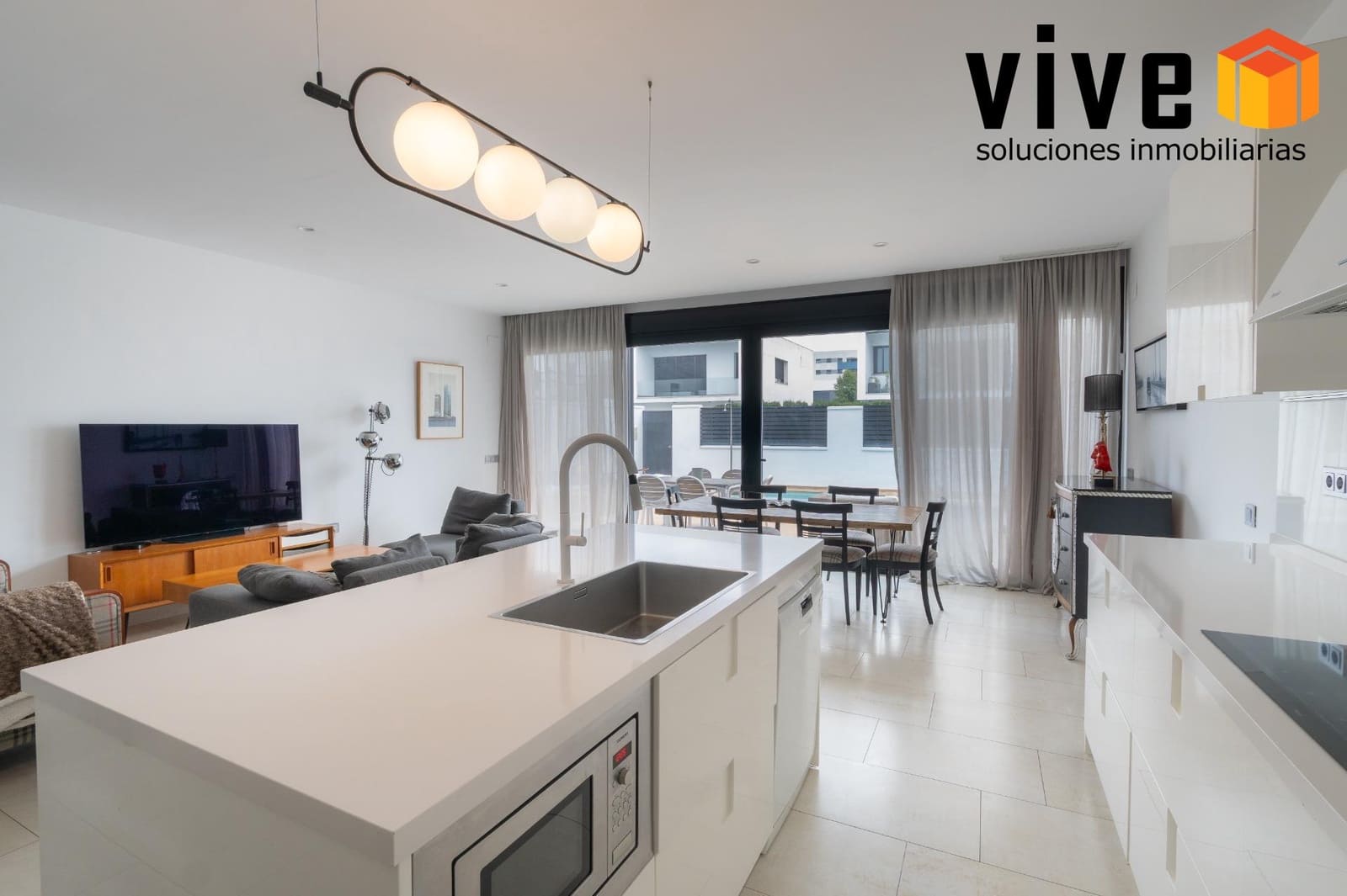 5 bedroom Semi-detached Villa for sale in Mairena del Aljarafe with pool garage - € 499,500 (Ref: 9548410)