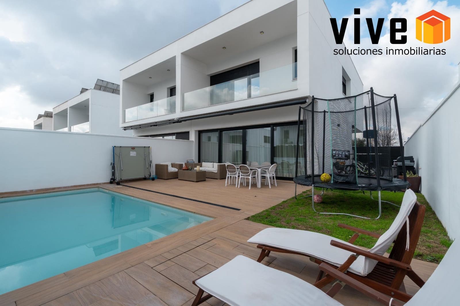 5 bedroom Semi-detached Villa for sale in Mairena del Aljarafe with pool garage - € 499,500 (Ref: 9548410)