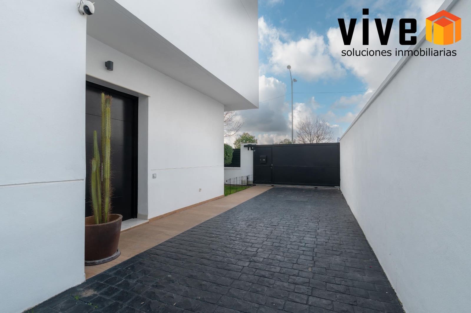 5 bedroom Semi-detached Villa for sale in Mairena del Aljarafe with pool garage - € 489,900 (Ref: 9548410)