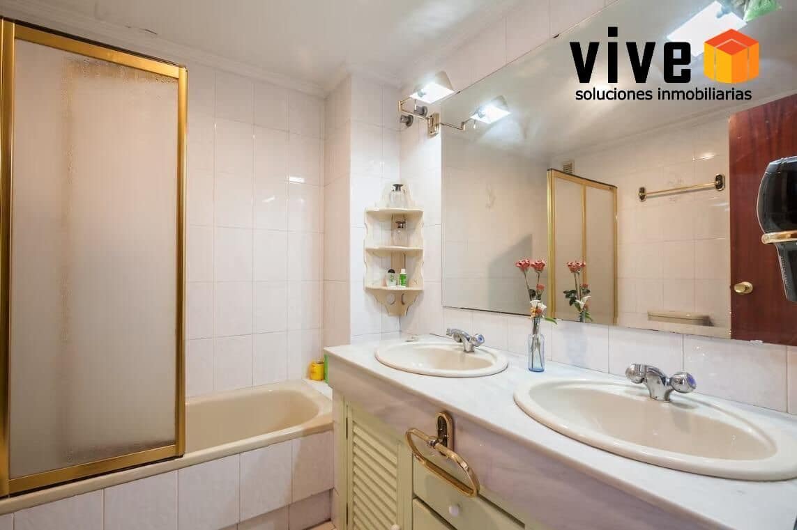 4 sovrum Lägenhet till salu i Sevilla stad med garage - 495 000 € (Ref: 9565401)