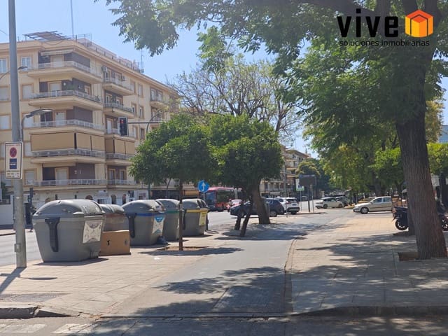 5 sovrum Radhus till salu i Nervión, Sevilla stad med garage - 545 000 € (Ref: 9608223)