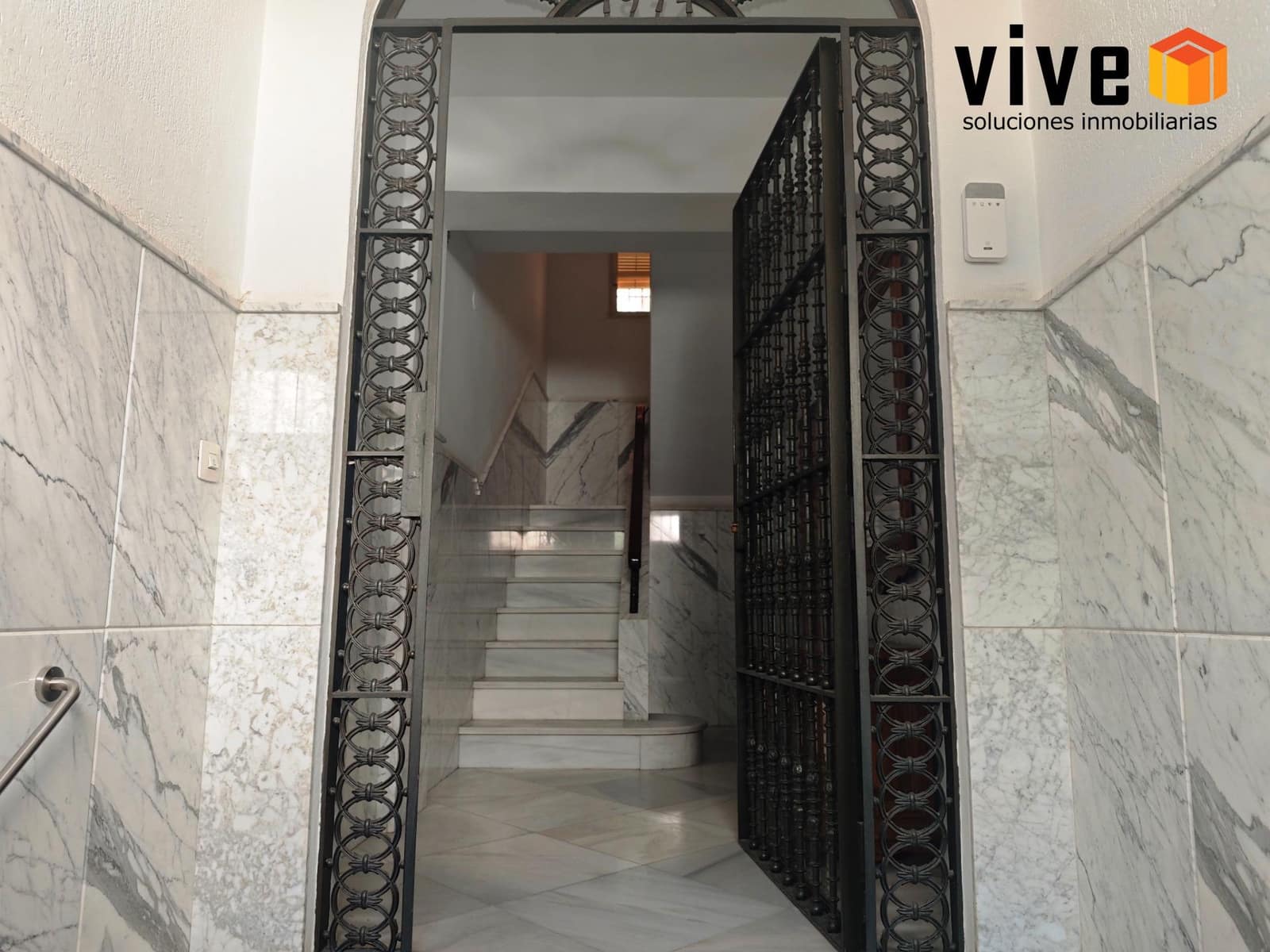 5 quarto Moradia em Banda para venda em Sevilha cidade com garagem - 490 000 € (Ref: 9608223)