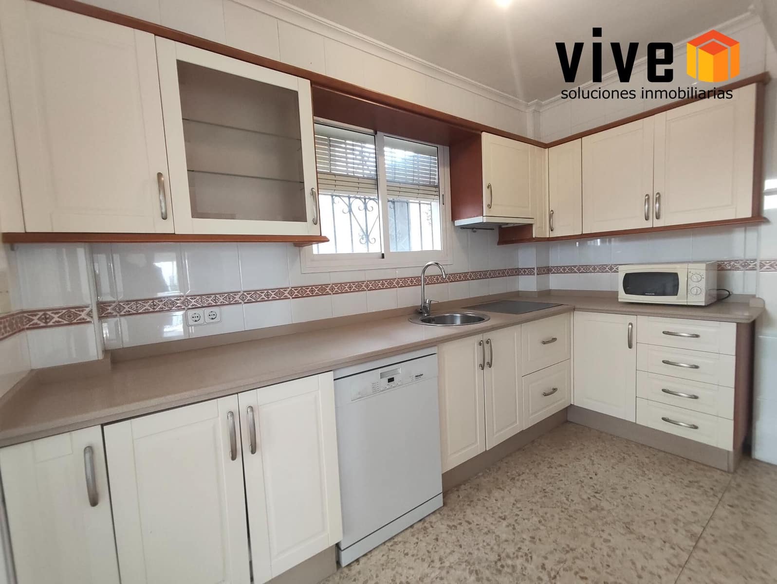 5 bedroom Terraced Villa for sale in Seville city with garage - € 490,000 (Ref: 9608223)