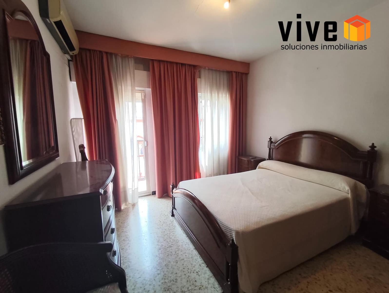 5 bedroom Terraced Villa for sale in Seville city with garage - € 490,000 (Ref: 9608223)